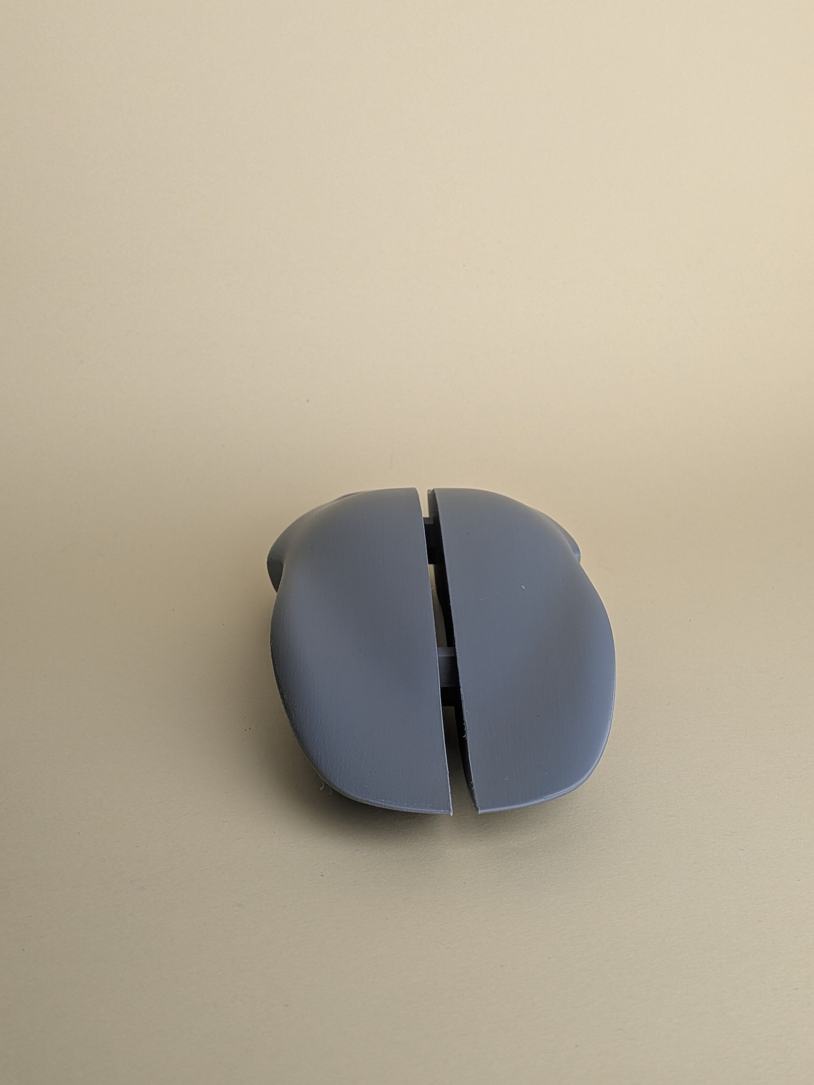 Dettaglio scocca auto in PLA grigio opaco stampata in 3D - design automotive