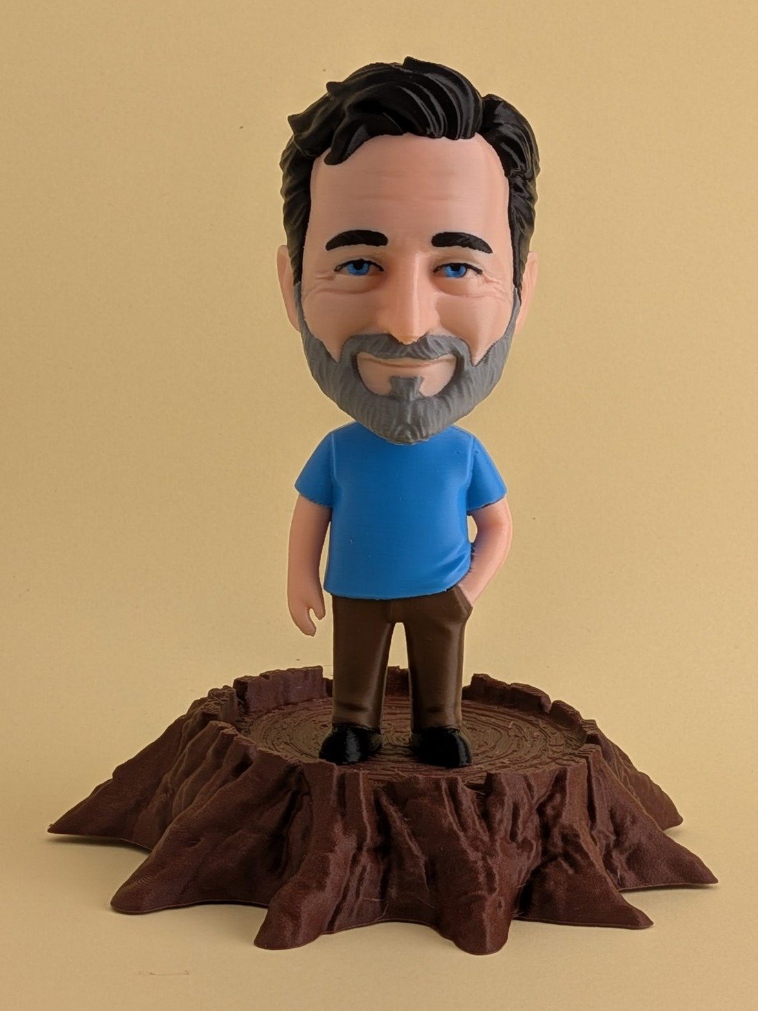 Statuina 3D personalizzata a colori stampata da foto, in piedi su base a tronco