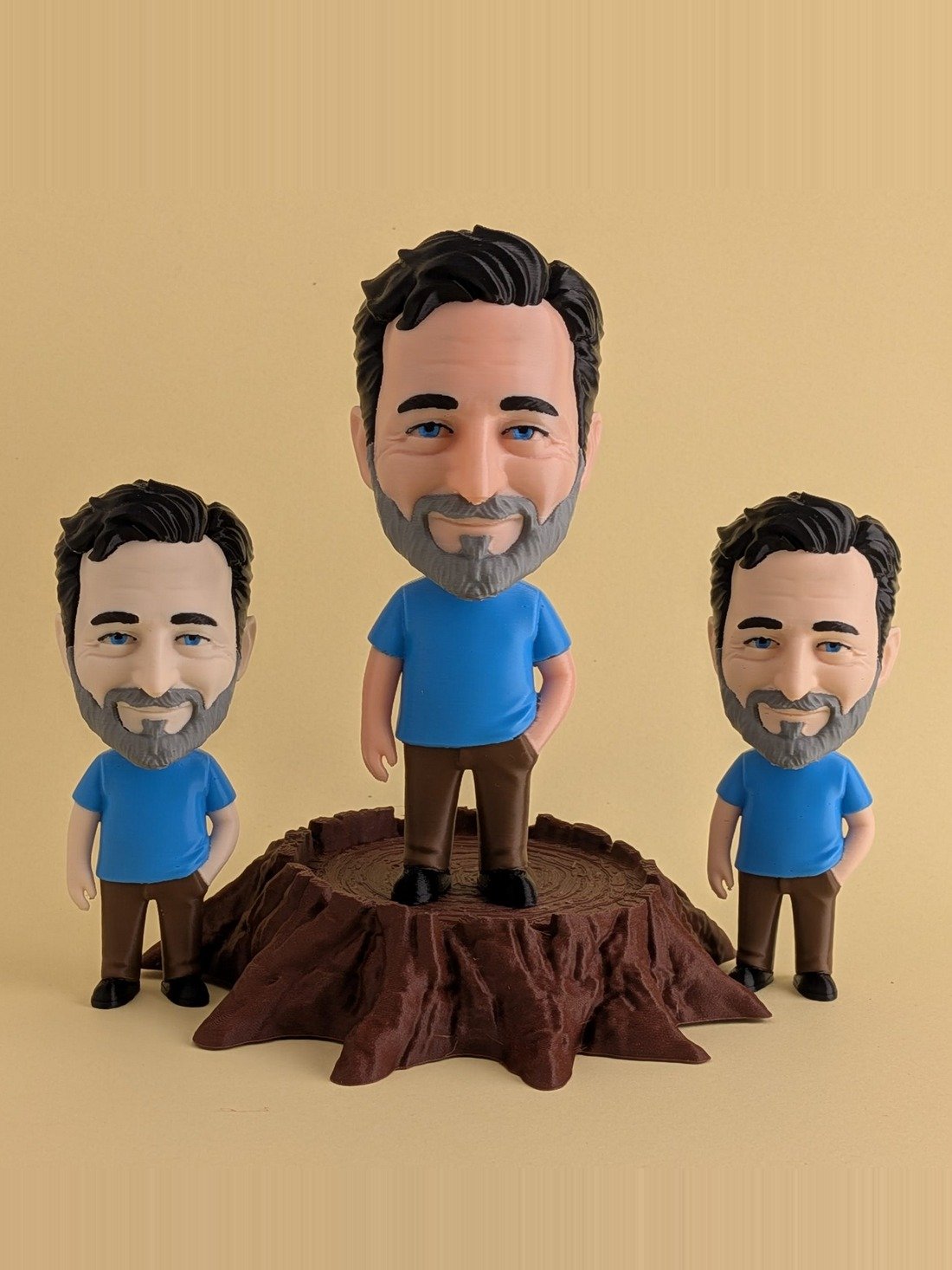 Tre statuine 3D personalizzate a colori stampate da foto, in tre misure, su base a tronco