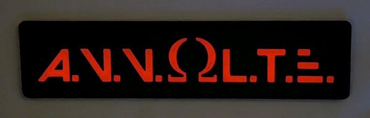 Targa personalizzata stampata in 3D con lettere fluo rosse illuminate al buio