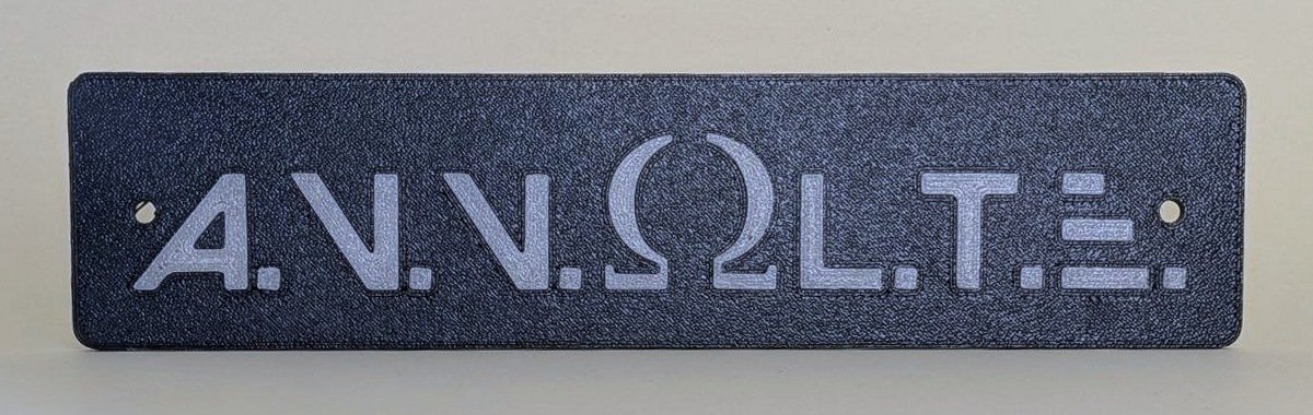 Targa personalizzata stampata in 3D con lettere fluo, vista di giorno