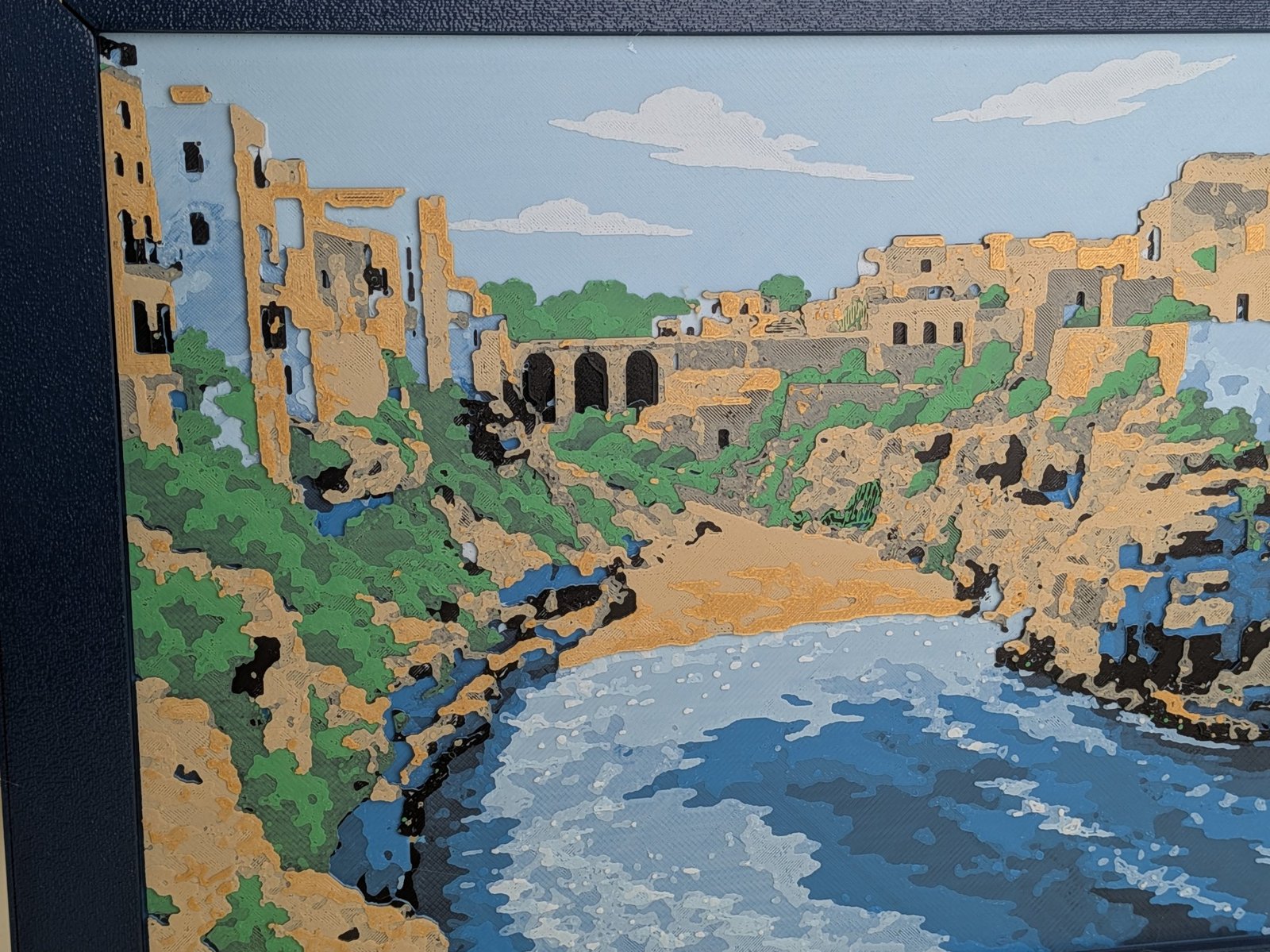 La cala di Polignano a Mare in Foto 3D a colori: spiaggia, pareti di roccia e cielo con nuvole