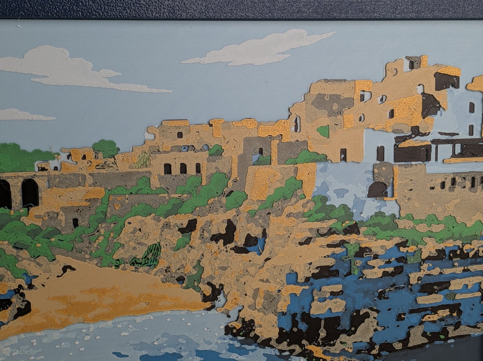 Dettaglio delle case di Polignano sulla roccia in stampa 3D a colori, con finestre e archi