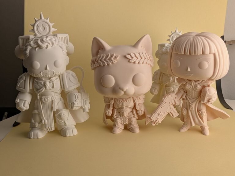 Figure in stile Funko da colorare in bianco avorio: guerriero in armatura, gatto con alloro e ragazza con caschetto