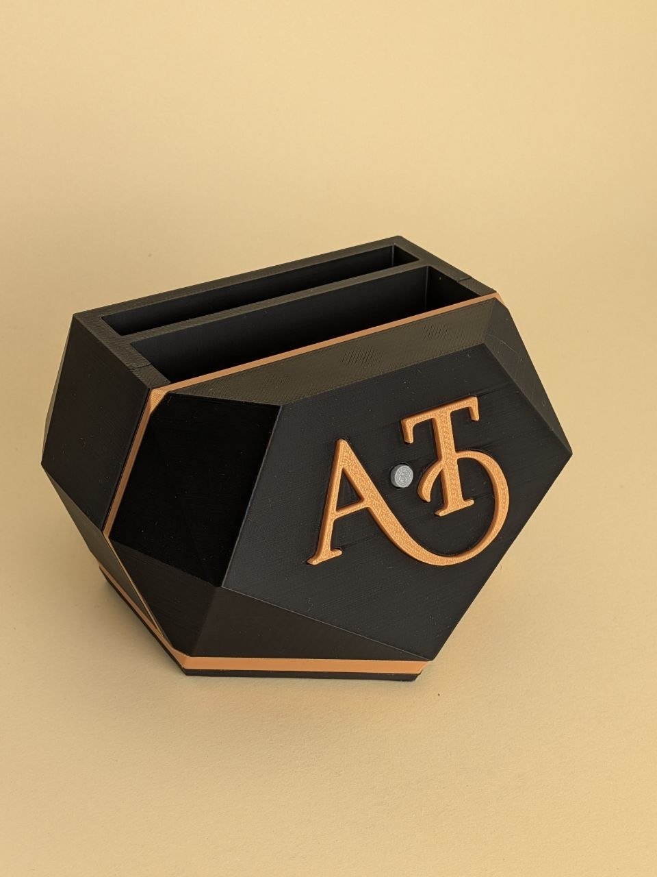 Portabiglietti personalizzato nero a faccette con monogramma color rame e due fessure