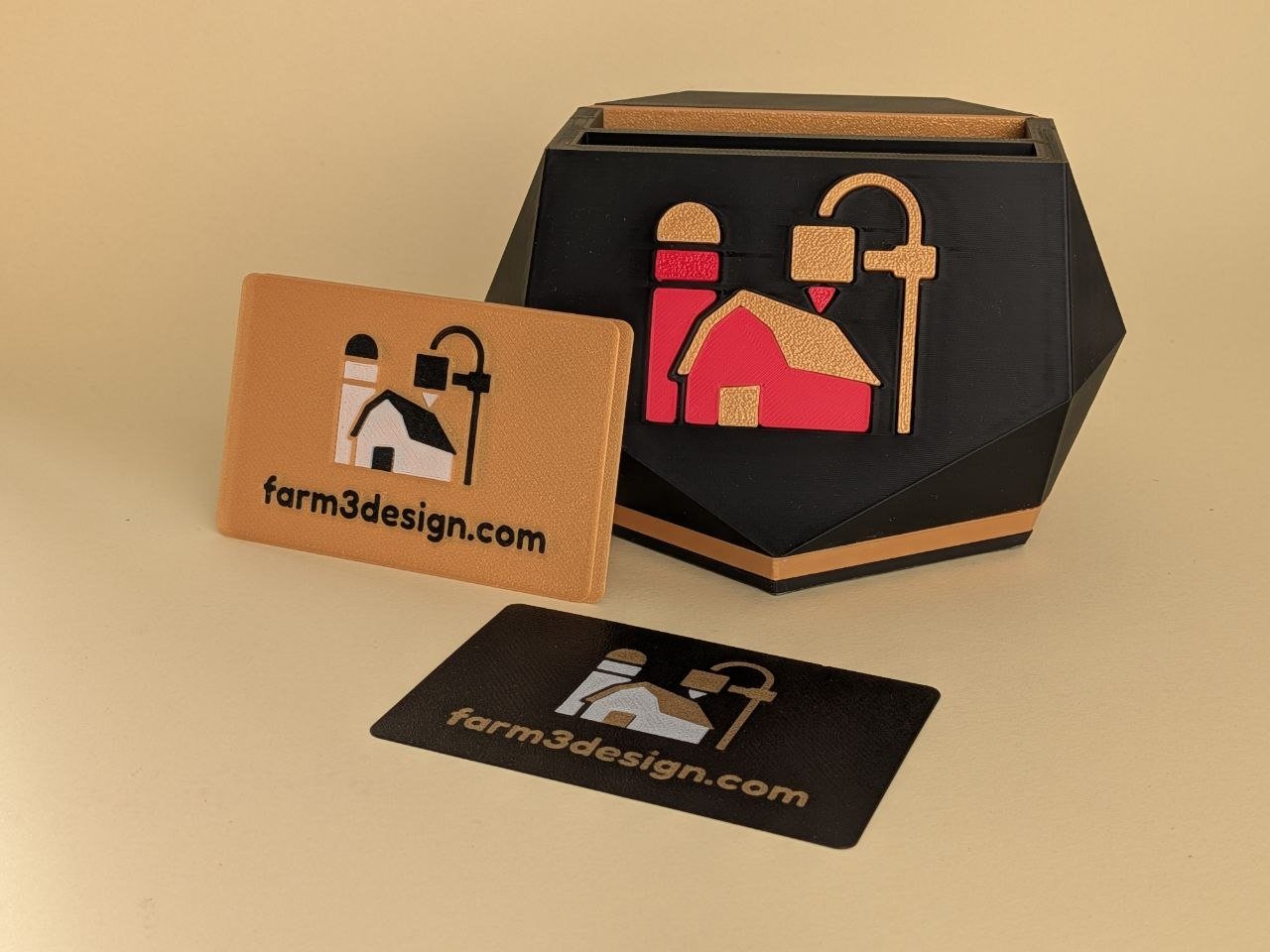 Portabiglietti con logo Farm3Design in rilievo e due biglietti da visita stampati in 3D, oro e nero