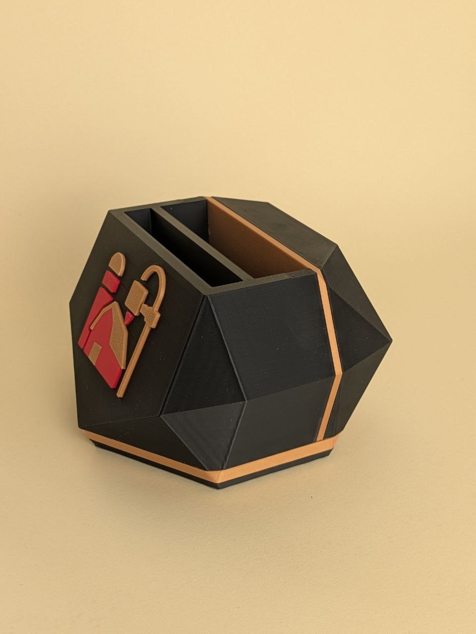 Portabiglietti Farm3Design di tre quarti con corpo nero sfaccettato, giunzioni e base separata