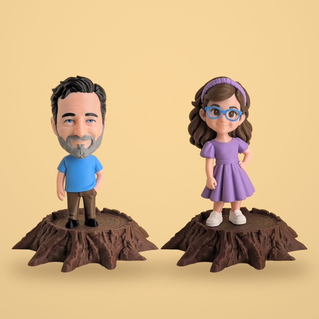Statuine stampate in 3D di un papà e una bambina su ceppi di legno